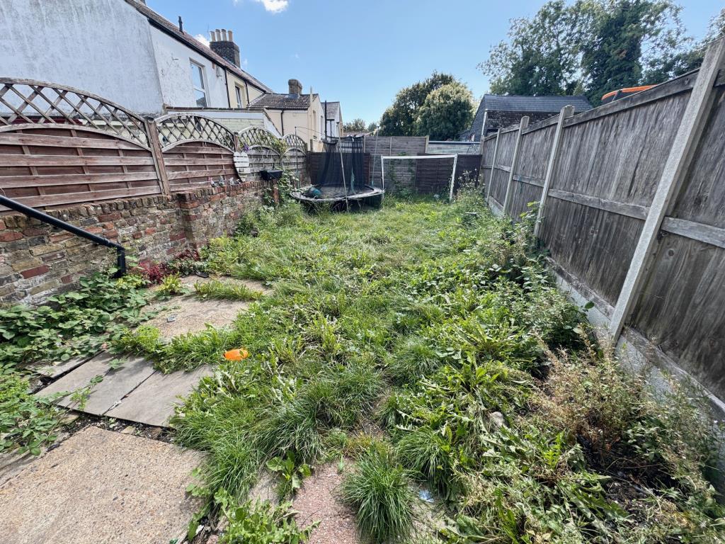 Lot: 121 - TWO-BEDROOM HOUSE FOR IMPROVEMENT - Garden